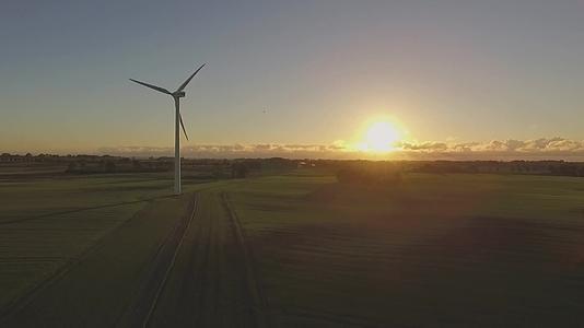 航拍夕阳下的风力发电视频的预览图