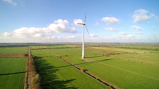 麦田里的大型风力发电设施视频的预览图