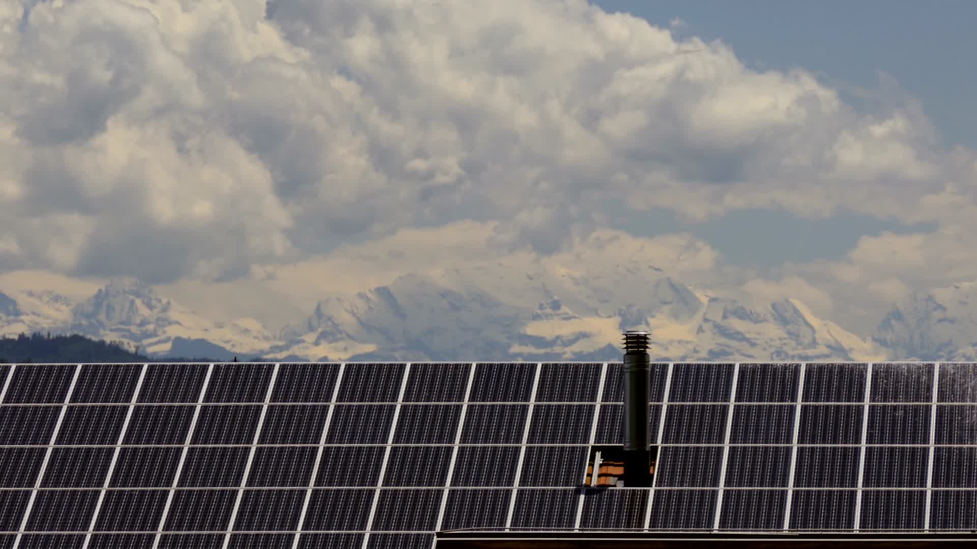 太阳能电池板特写镜头视频的预览图