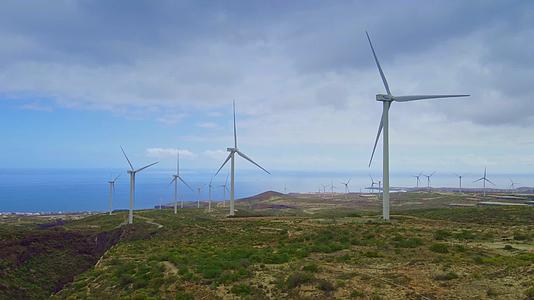 大型农业工业风力发电设施视频的预览图