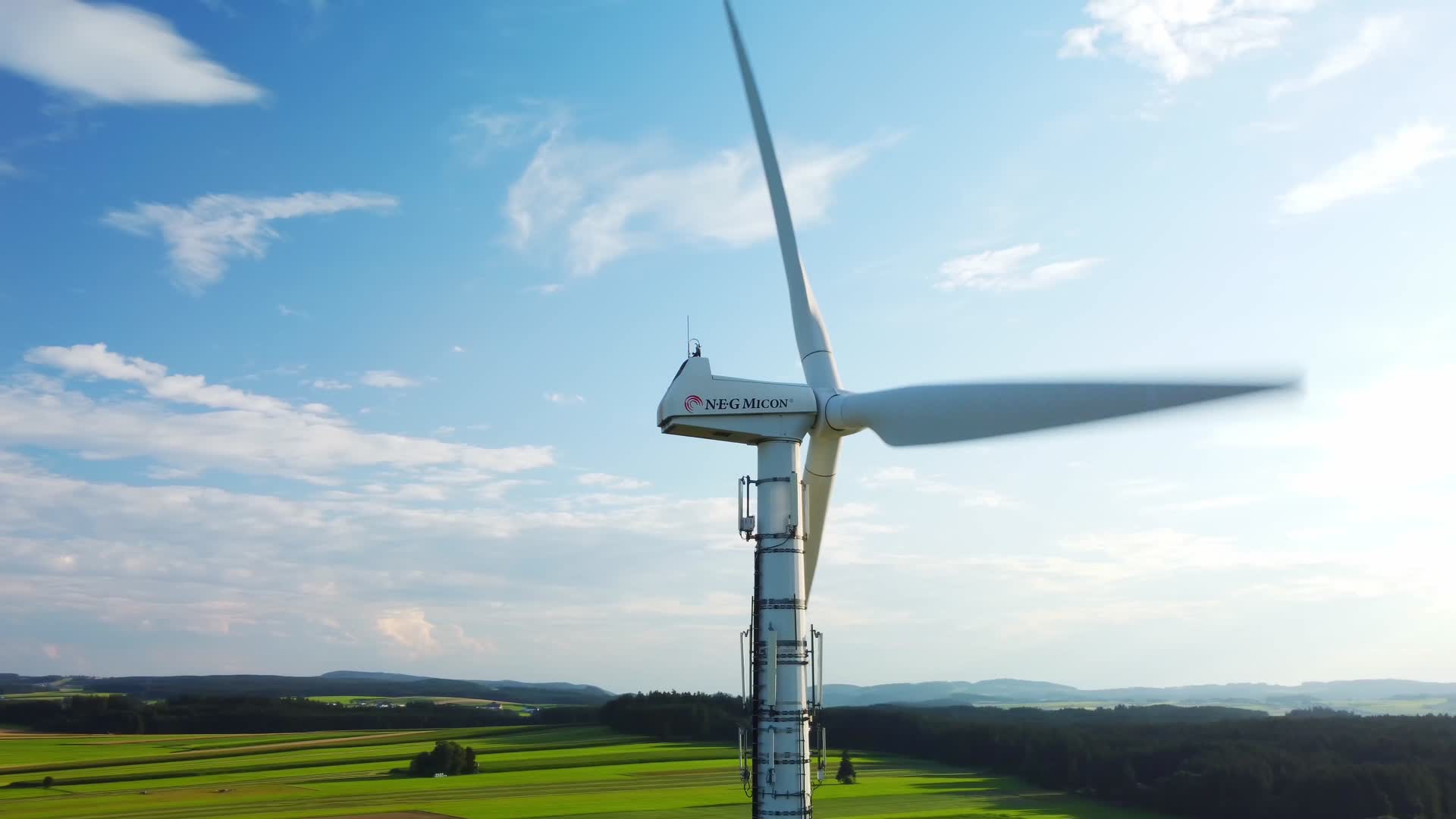 航拍大型的新能源风力发电设施视频的预览图