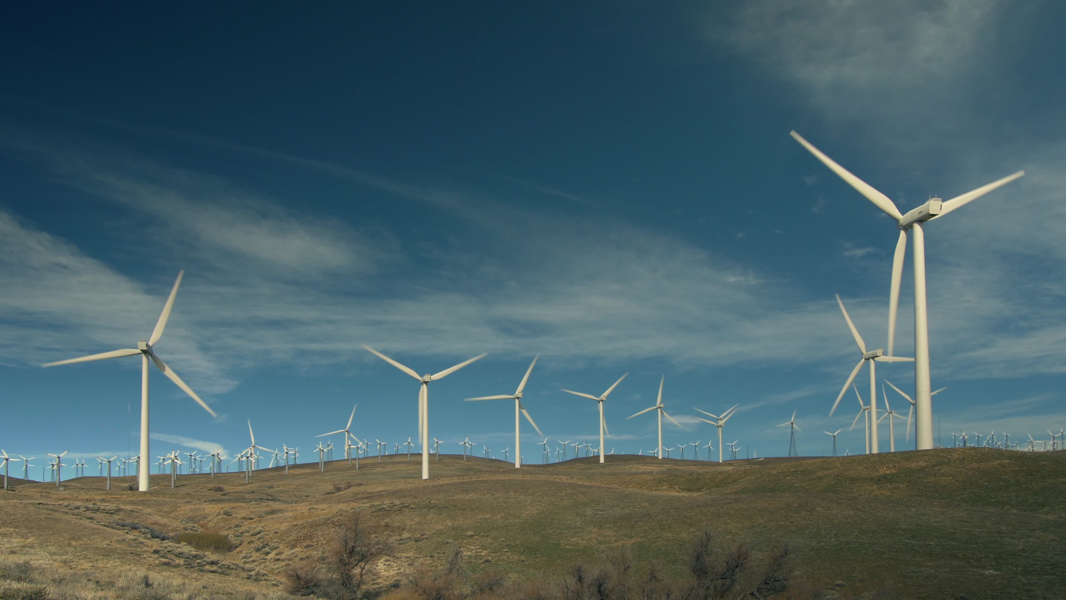 航拍大型的新能源风力发电设施视频的预览图
