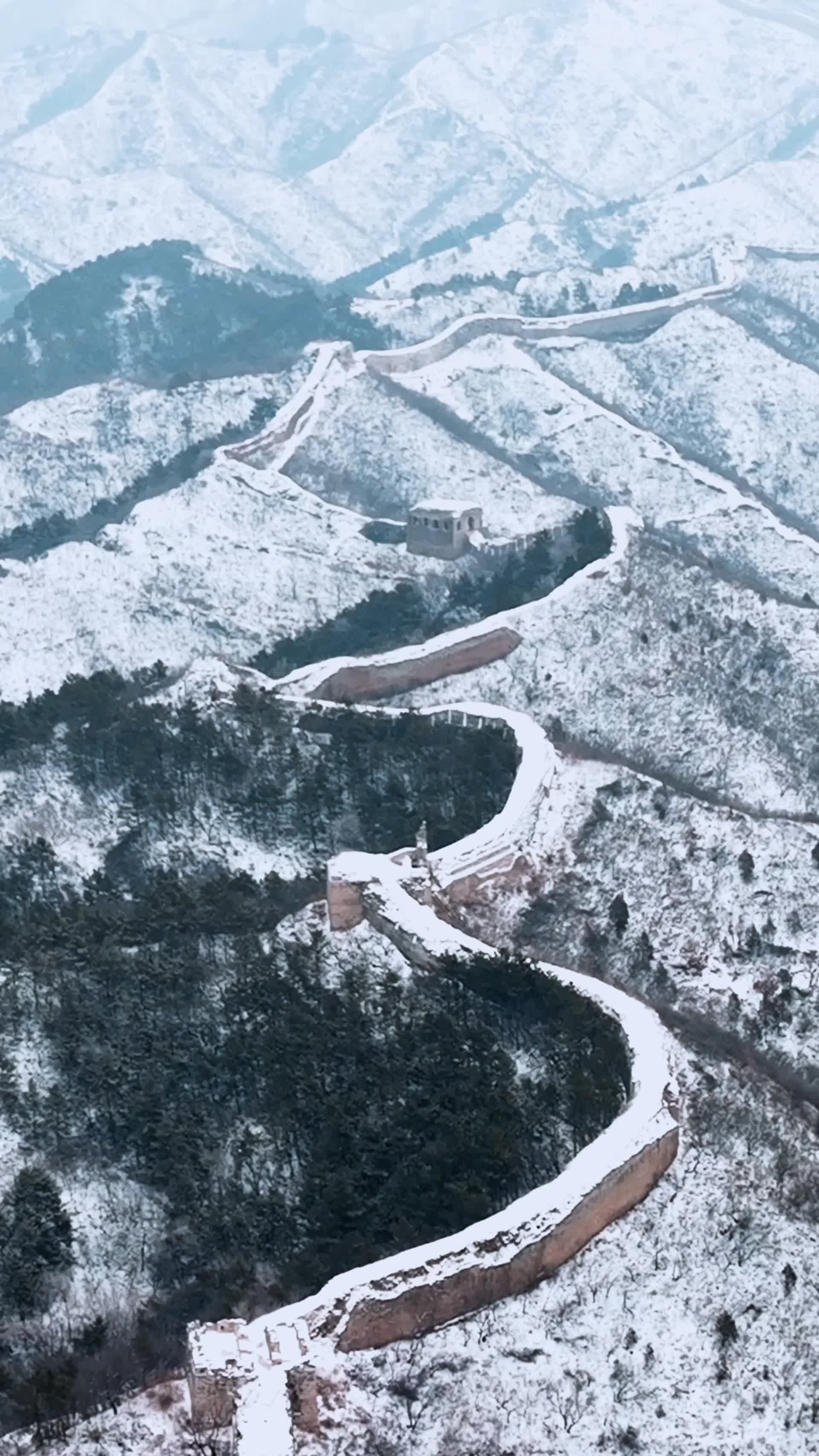 竖版航拍北京蟠龙山长城雪景视频的预览图