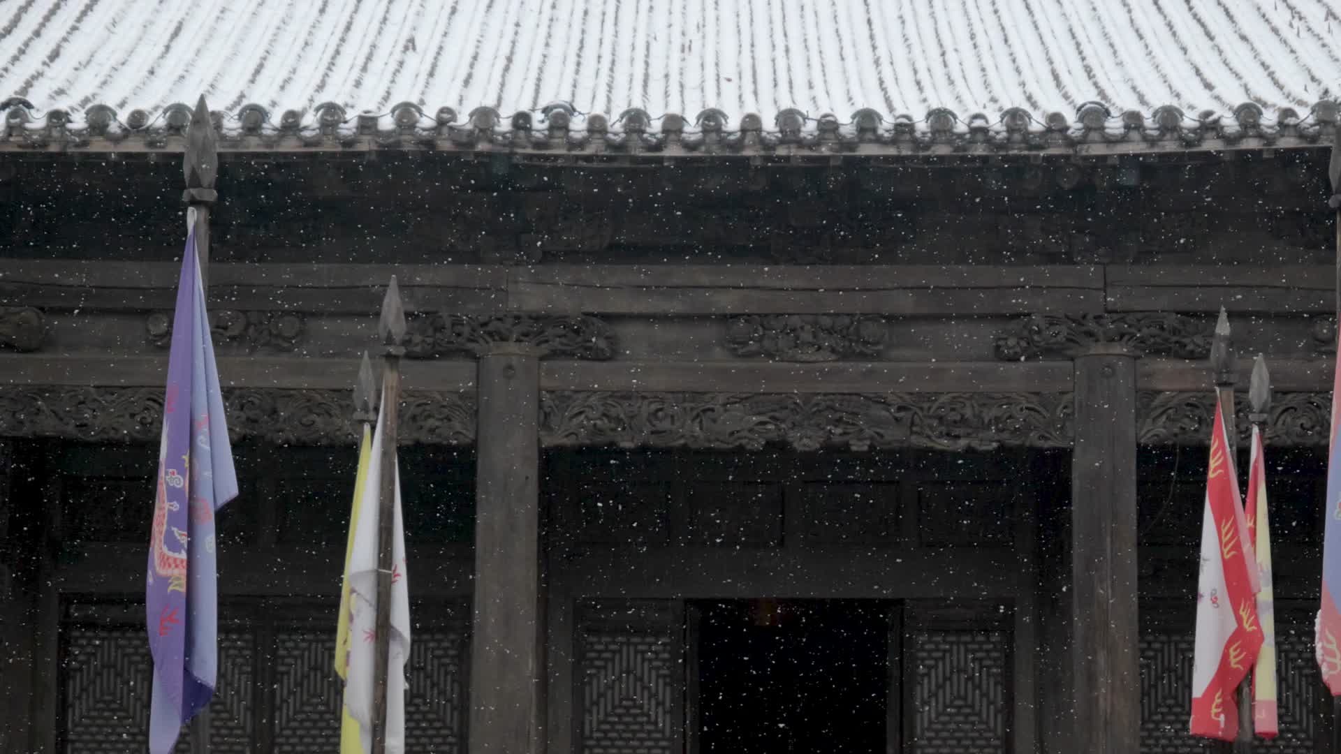 中国传统大宅院雪景飘雪建筑细节视频的预览图
