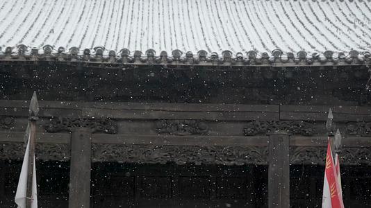 中国传统大宅院雪景飘雪建筑细节视频的预览图