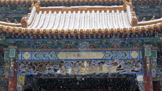 中国传统古建筑雪景飘雪视频的预览图