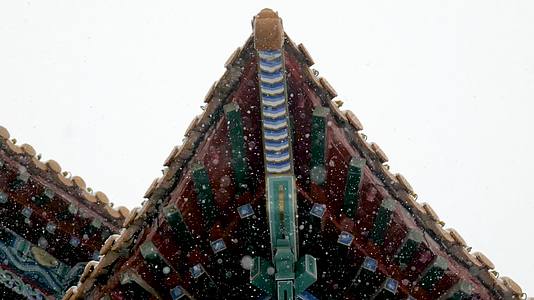 中国传统古建筑雪景飘雪视频的预览图