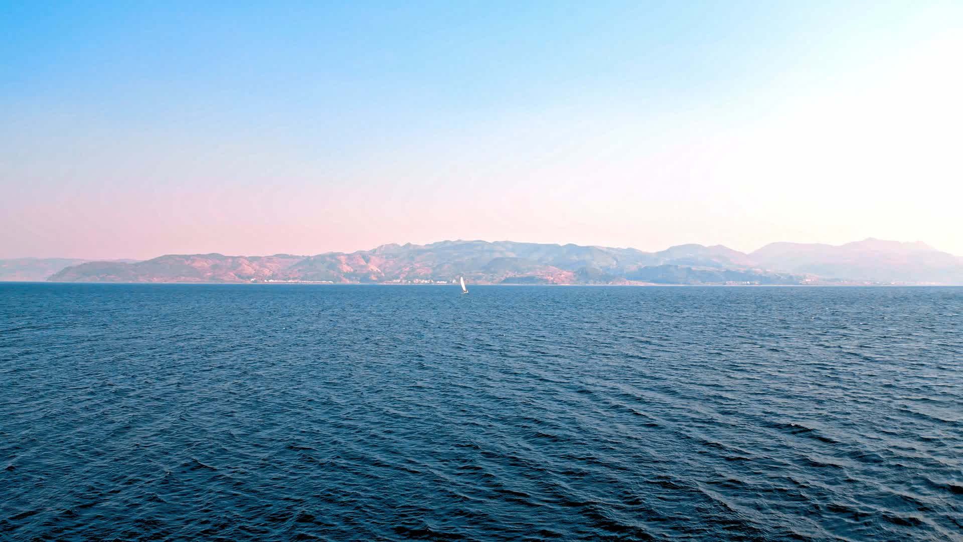 4K澄江抚仙湖出海的帆船视频的预览图