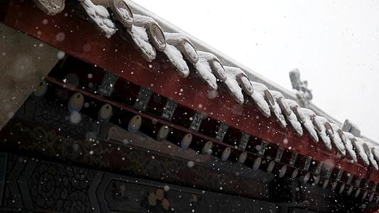 传统中国院落寺庙雪景升格视频的预览图