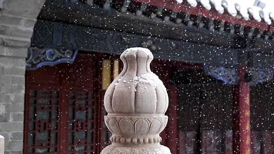 传统中国院落寺庙雪景升格视频的预览图