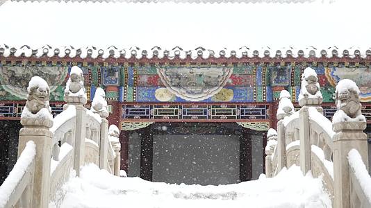 雪景中式古建视频的预览图