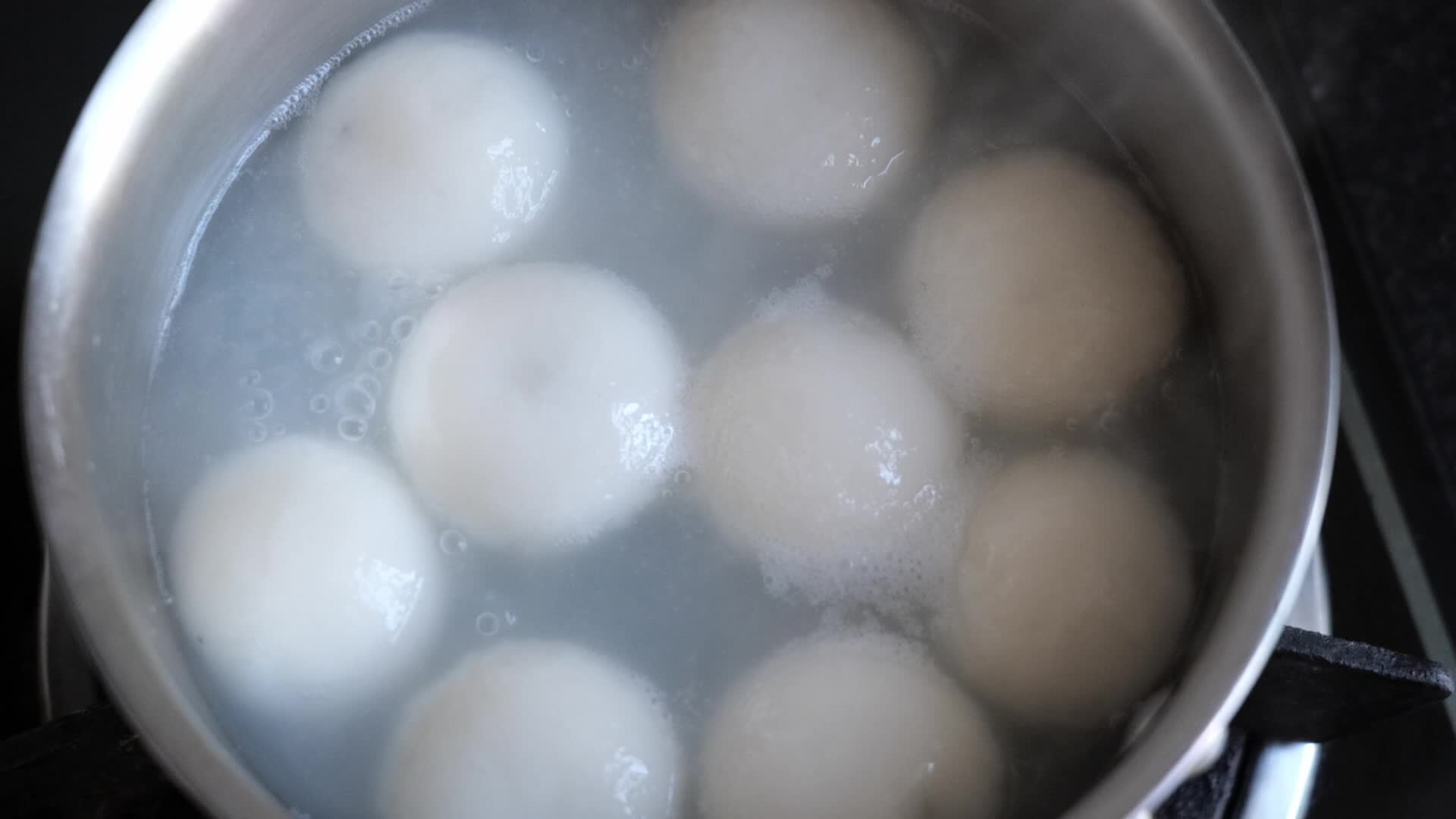 煮汤圆过元宵节视频的预览图