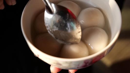 元宵佳节吃汤圆习俗视频的预览图