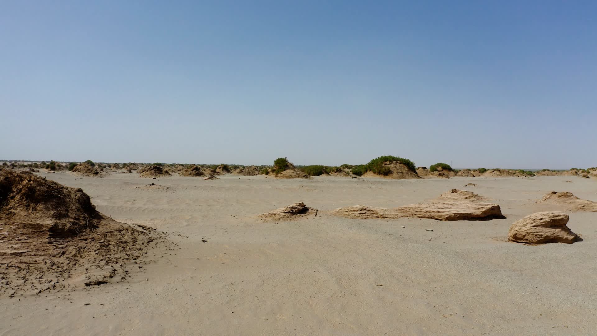 荒漠中残存的古城遗址视频的预览图