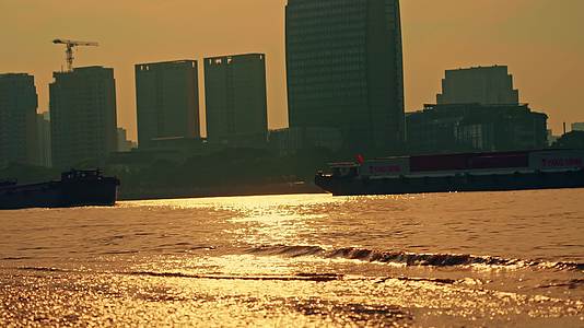 傍晚夕阳西金黄色的黄浦江面湖面河面视频的预览图