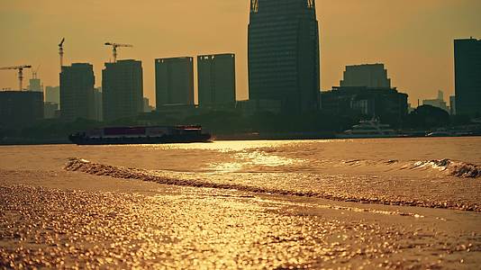 傍晚夕阳西金黄色的黄浦江面湖面河面视频的预览图