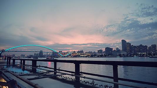 4k上海傍晚日落后面的南浦大桥夜景视频的预览图