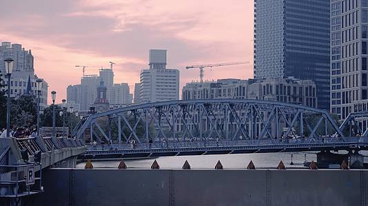 上海解封后傍晚的外白渡桥的游客人群视频的预览图