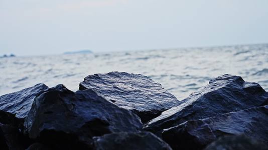 4k海浪拍打岩石视频的预览图