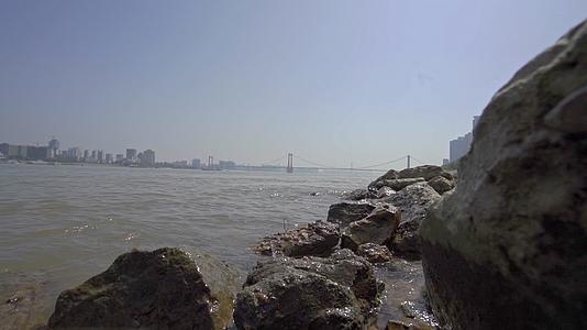 武汉长江江水拍打江岸视频的预览图