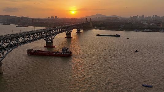 航拍南京长江大桥日出朝霞视频的预览图