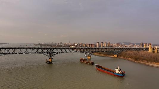 航拍南京长江大桥日出朝霞视频的预览图