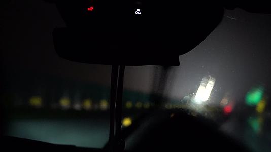 雨中交通堵塞汽车挡风高速公路雨刷器摇摆视频的预览图