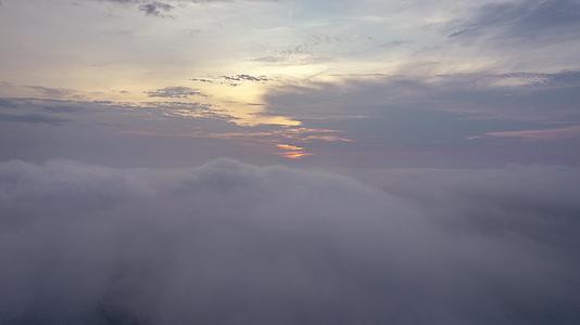 4K延时航拍穿云美景视频的预览图