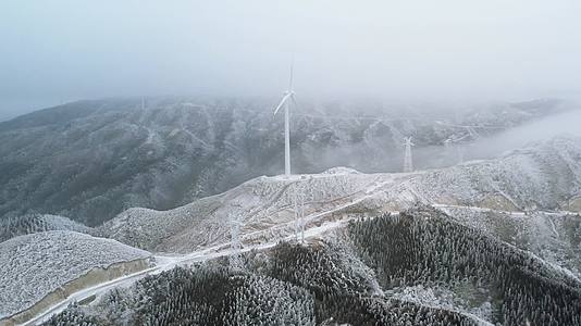 4K航拍雾凇风力发电视频的预览图