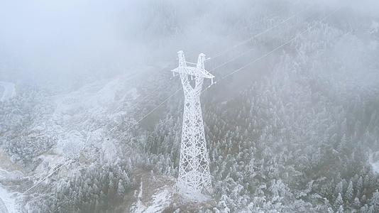 4K航拍极寒天气下的电力传输塔视频的预览图