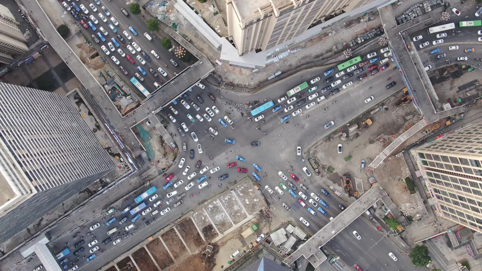 航拍贵阳花果园拥堵的交通视频的预览图