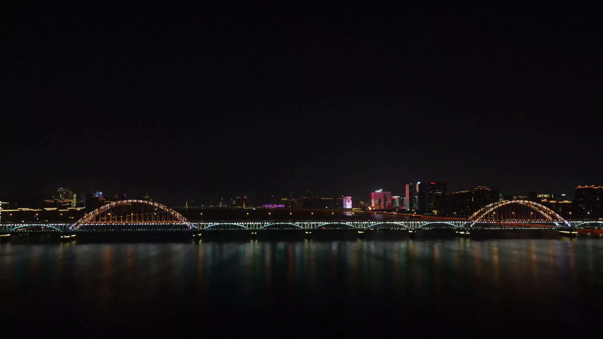 航拍杭州钱塘江复兴大桥夜景视频的预览图
