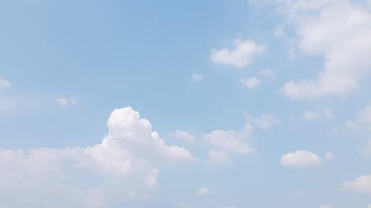 蓝天白云天空延时摄影视频的预览图