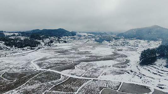 4K航拍乡村田园农业种植农田雪景视频的预览图