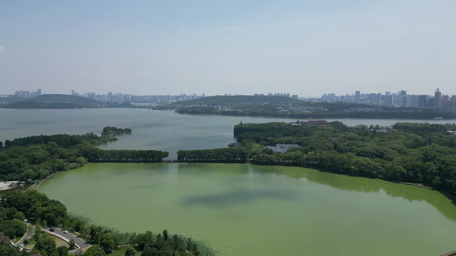 航拍湖北武汉东湖景区视频的预览图