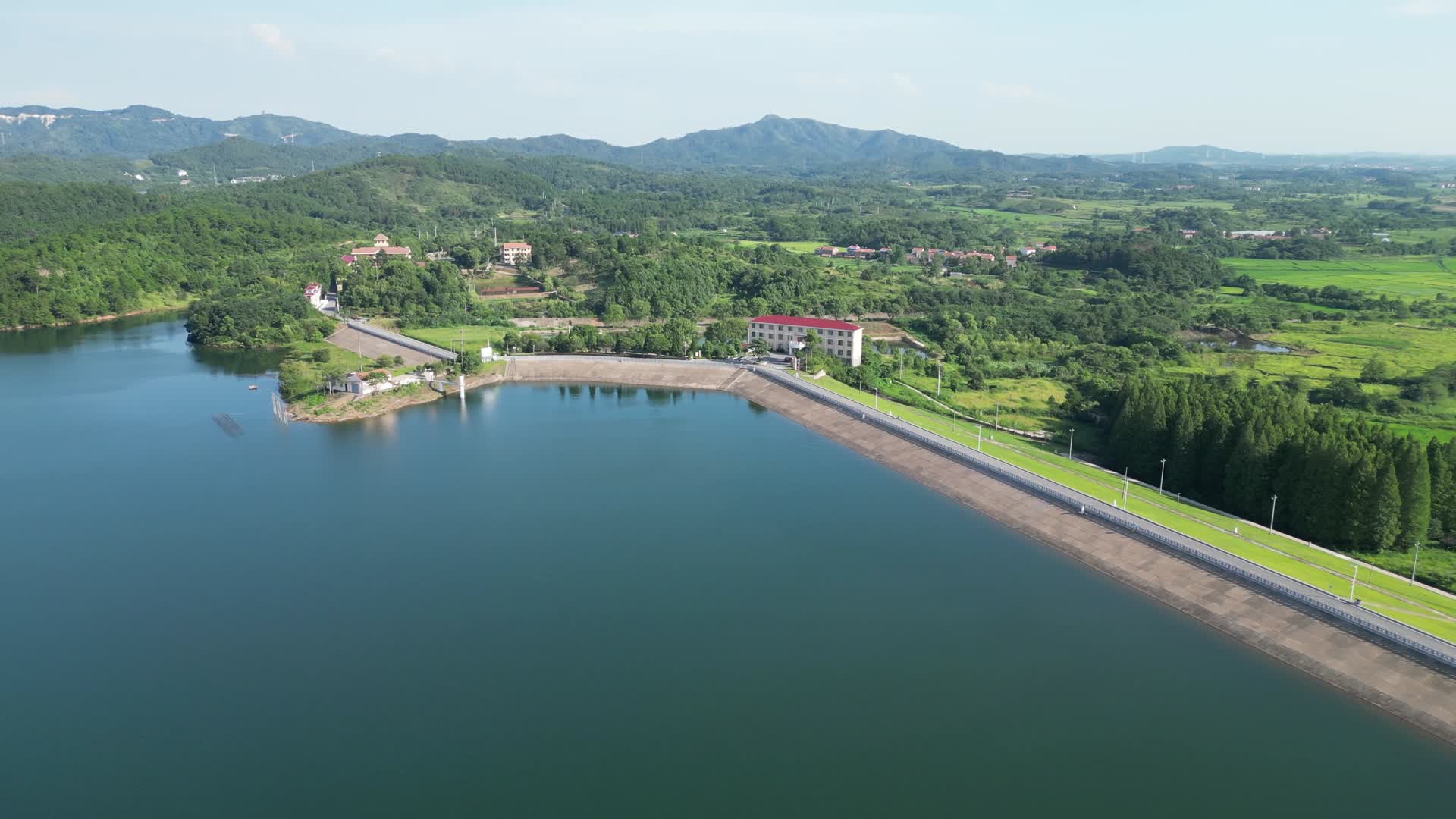 航拍湖北武汉黄陂区木兰湖景区视频的预览图