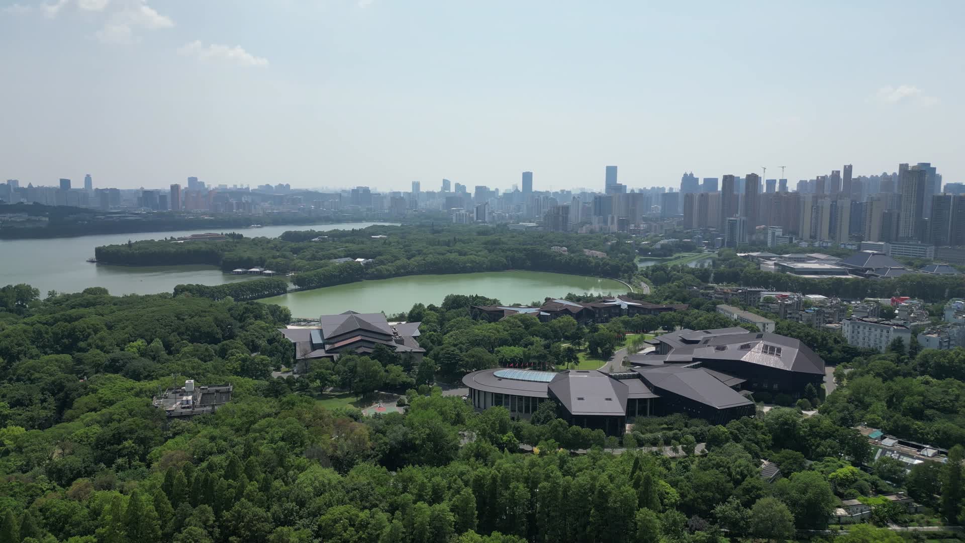 航拍湖北武汉东湖国际会议中心视频的预览图