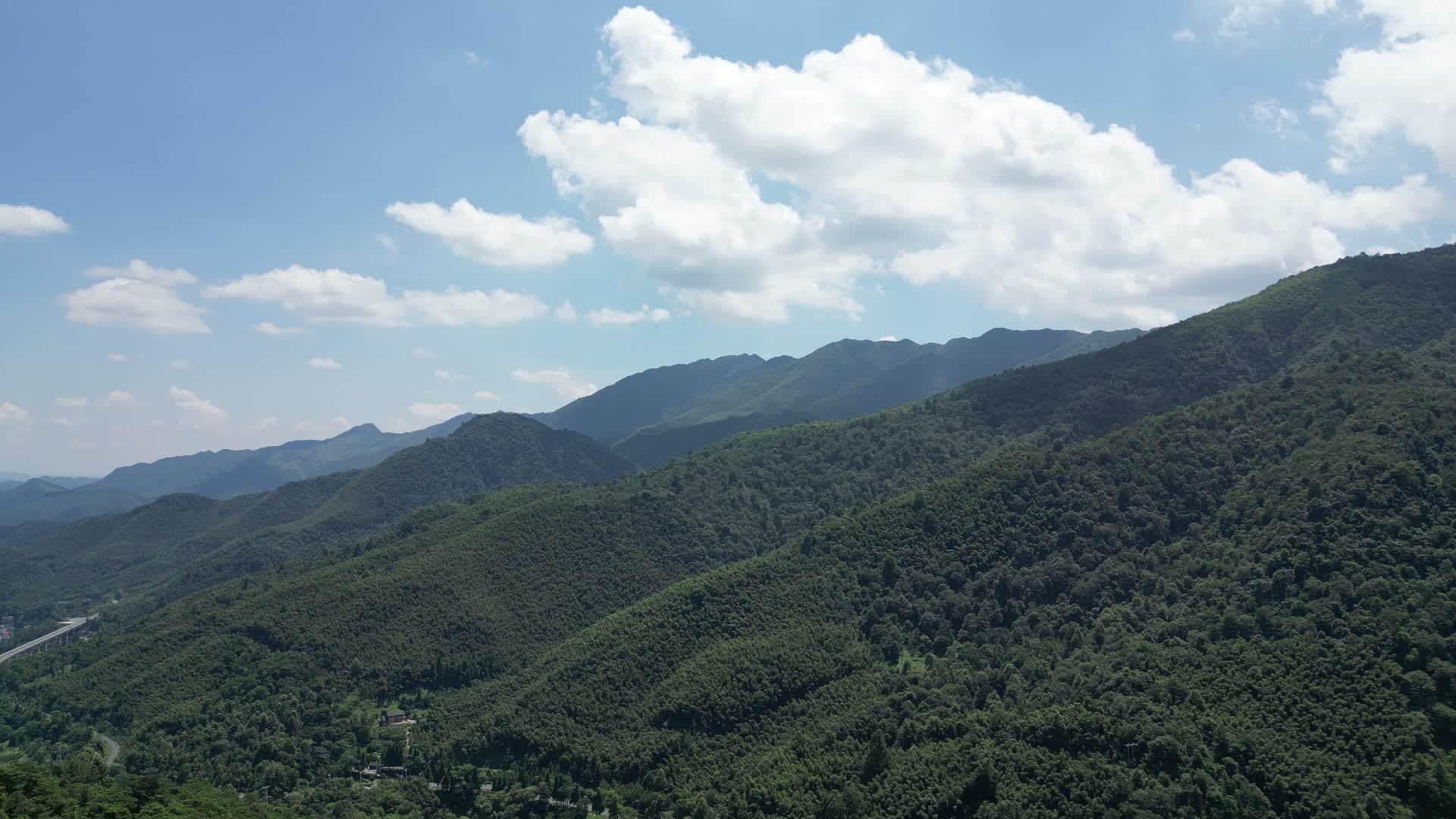 航拍江西井冈山景区大山森林视频的预览图