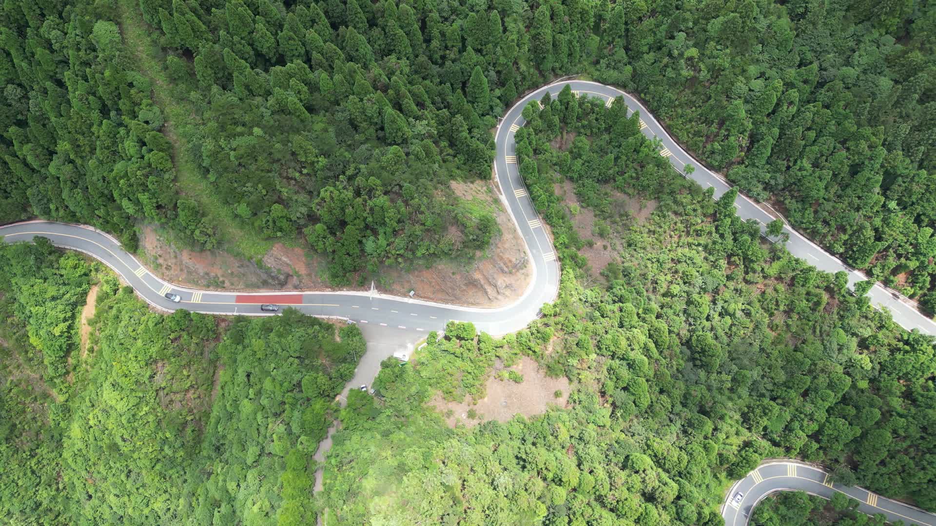 航拍江西吉安井冈山景区蜿蜒盘山公路视频的预览图