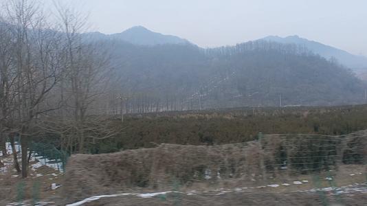火车上拍摄冬天秦岭山中的风光视频的预览图