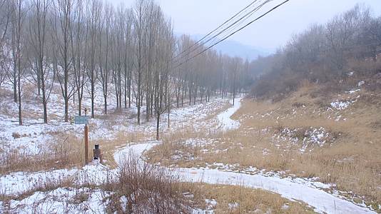 冬天秦岭山深处岭南公园的雪景视频的预览图