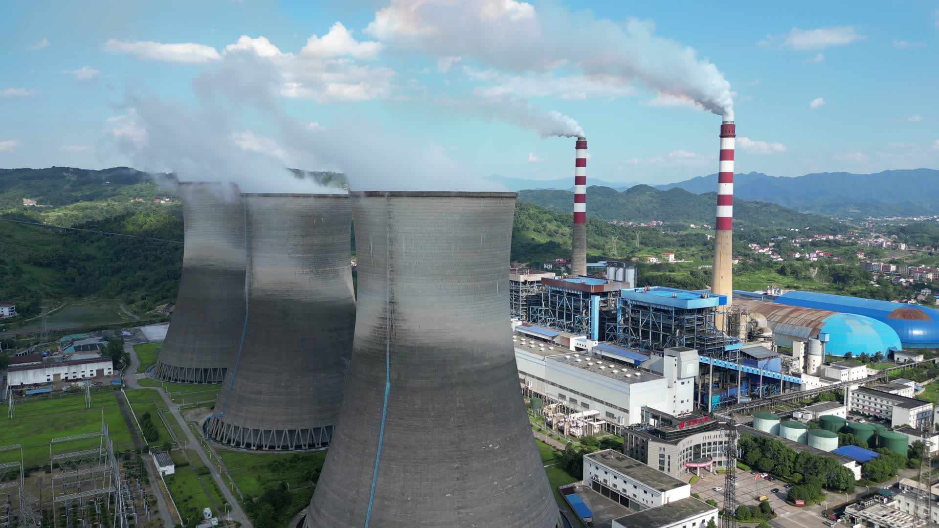航拍火力发电厂烟囱污染视频的预览图