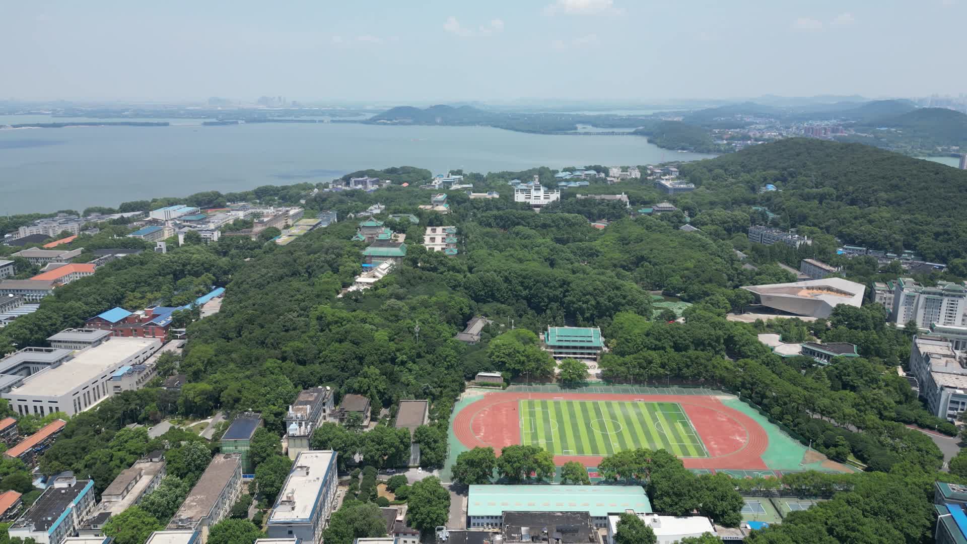 航拍湖北武汉大学视频的预览图