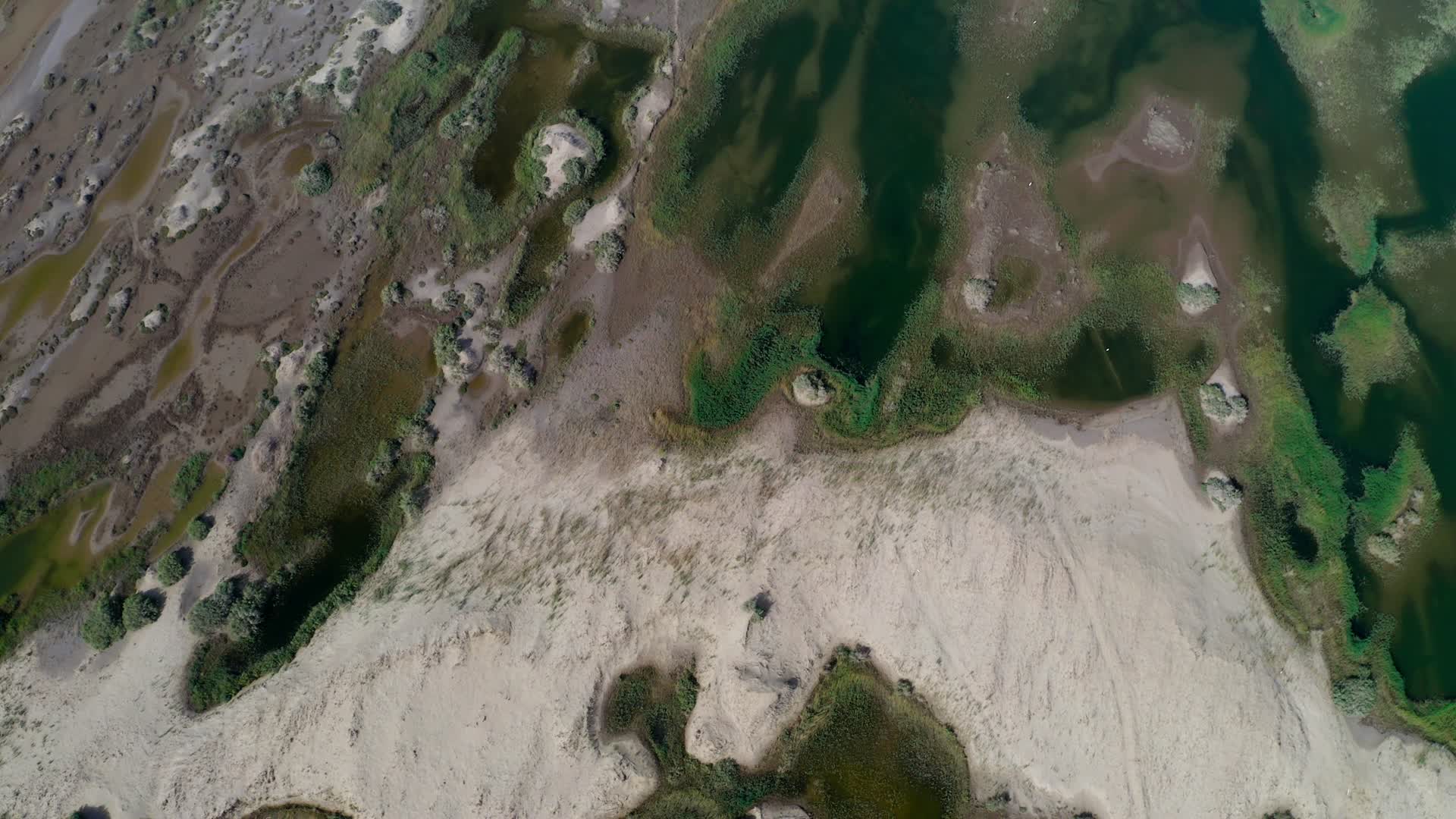 新疆若羌台特玛湖4K航拍视频的预览图