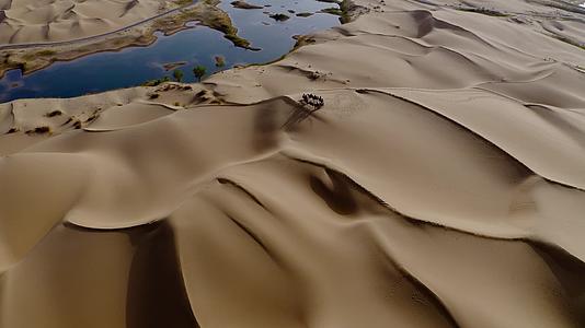 沙漠中的河流视频的预览图