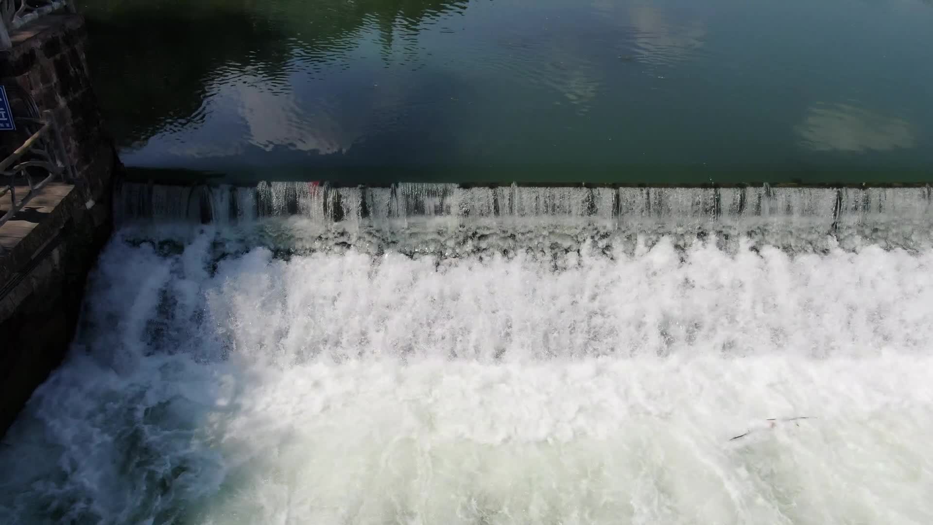 航拍湖南凤凰古城沱江瀑布流水视频的预览图
