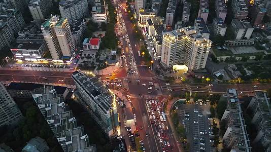 城市夜幕降临拥堵交通航拍视频的预览图