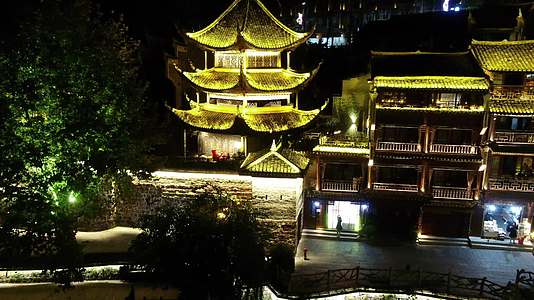 航拍湖南湘西凤凰古城4A景区古建筑夜景视频的预览图