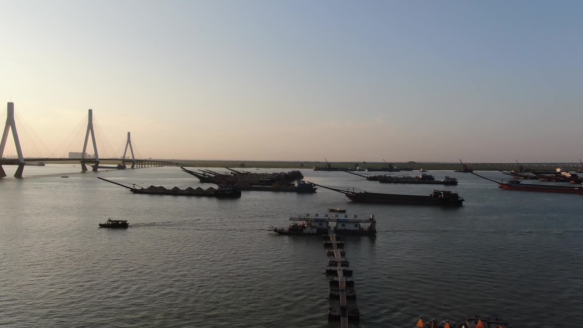 湖南岳阳洞庭湖船只航拍视频的预览图