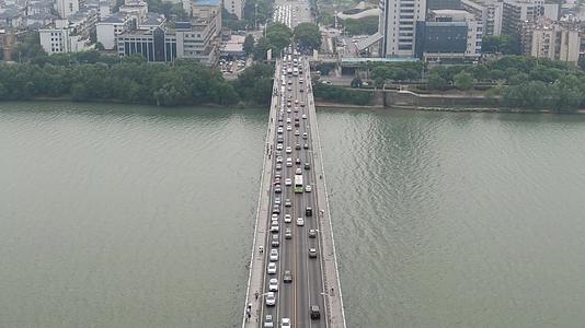 长沙橘子洲大桥拥堵交通航拍视频的预览图